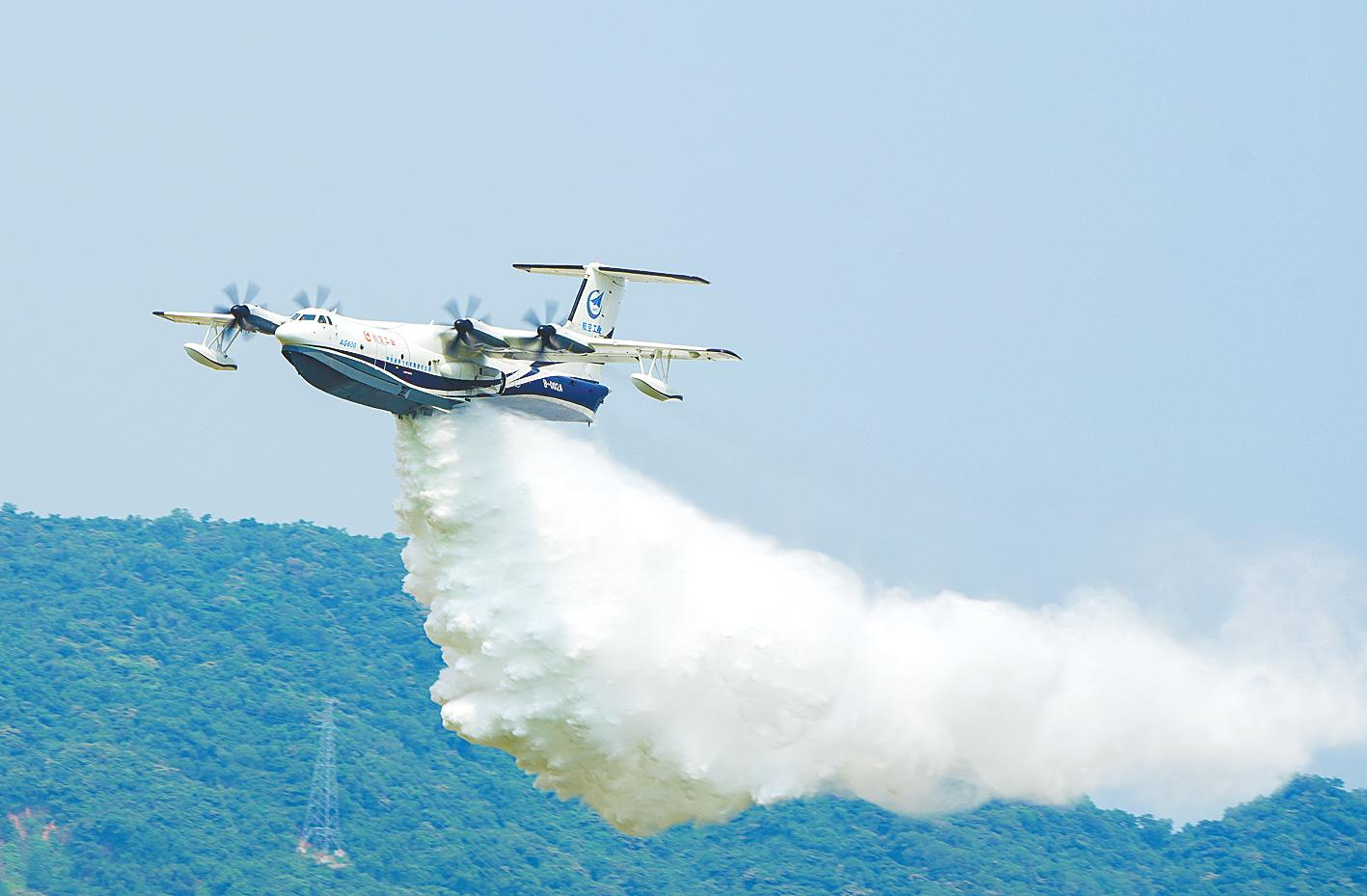 9月28日，“湖北造”鲲龙AG600水陆两栖飞机在第十三届中国国际航空航天博览会上进行飞行表演。 （新华社发）